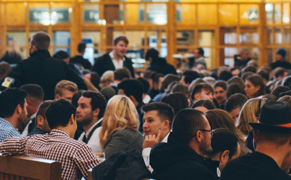 foule dans un restaurant