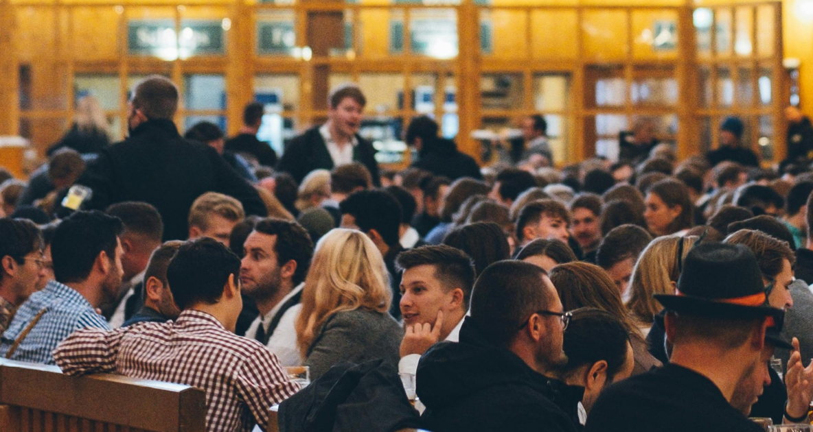 foule dans un restaurant